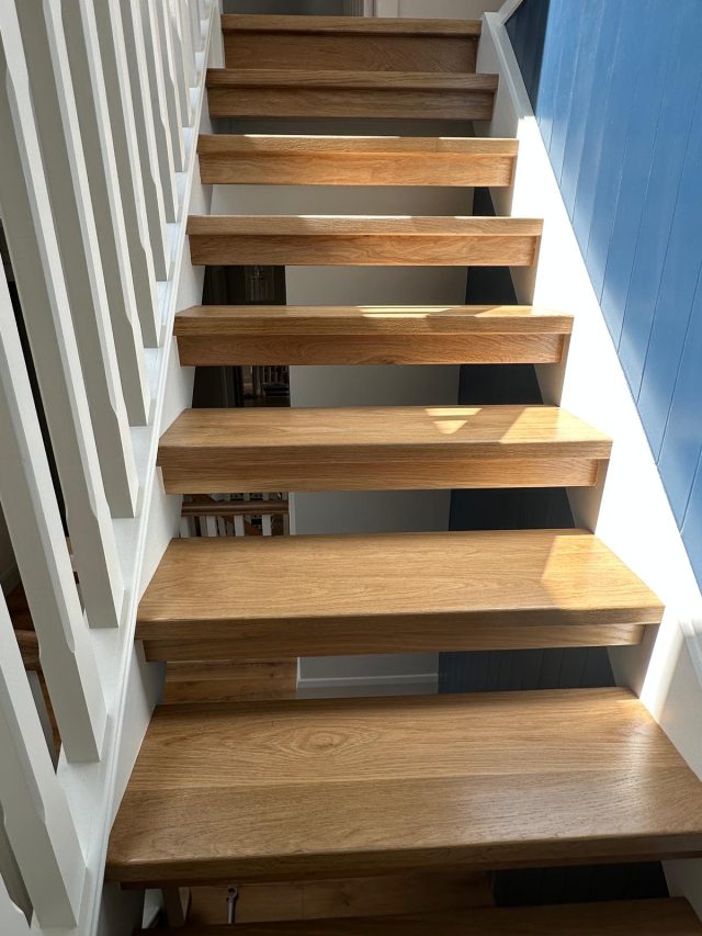 A clean and considered staircase finish in Salthill
This one included a full staircase upgrade, crisp white spindles, oak detailing, and custom panelling underneath, with a hidden door built in to keep storage tucked neatly out of sight.

#gleoitehomesltdgalway #staircasedesign #Galwaybuilders #hiddendoor #SalthillRenovation #cleanfinish